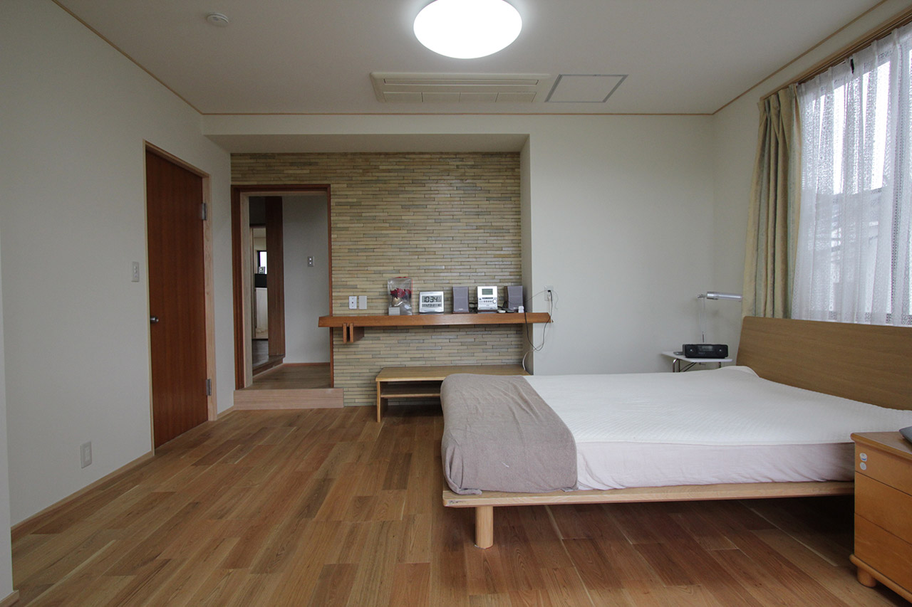 1階の客間だったお部屋は親世帯の寝室へ。床や壁も一新しました。
