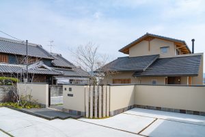 田園風景に佇む、薪ストーブのあるお家