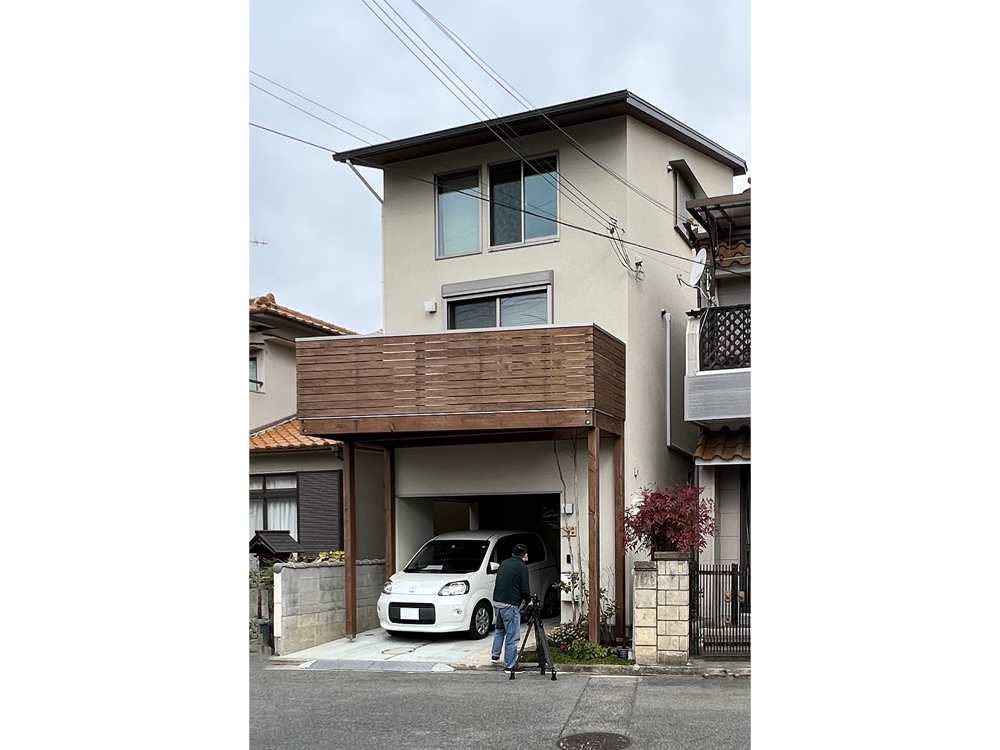 敷地21坪に建つ3階建てのお家。2階にはリビングと繋がるウッドバルコニーを設けました。