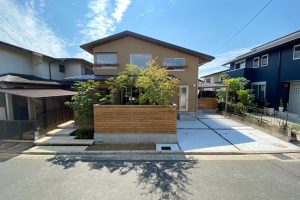 多目的なウッドデッキと子ども達の笑顔あふれる家