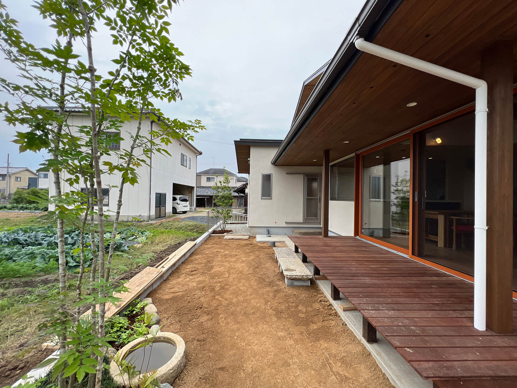 屋根のかかるウッドデッキは雨の日も外に出てることができ、自然を取り込めます。