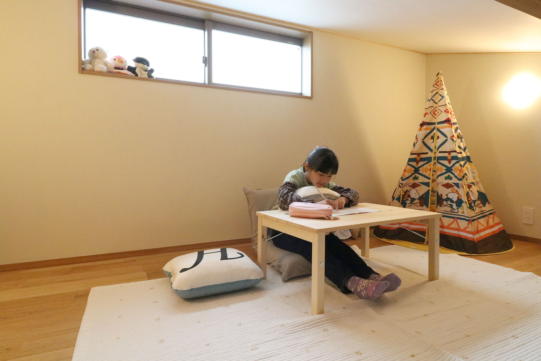 ハシゴを登ると天井の低いロフト空間に。秘密基地や勉強部屋としても使うことができます。