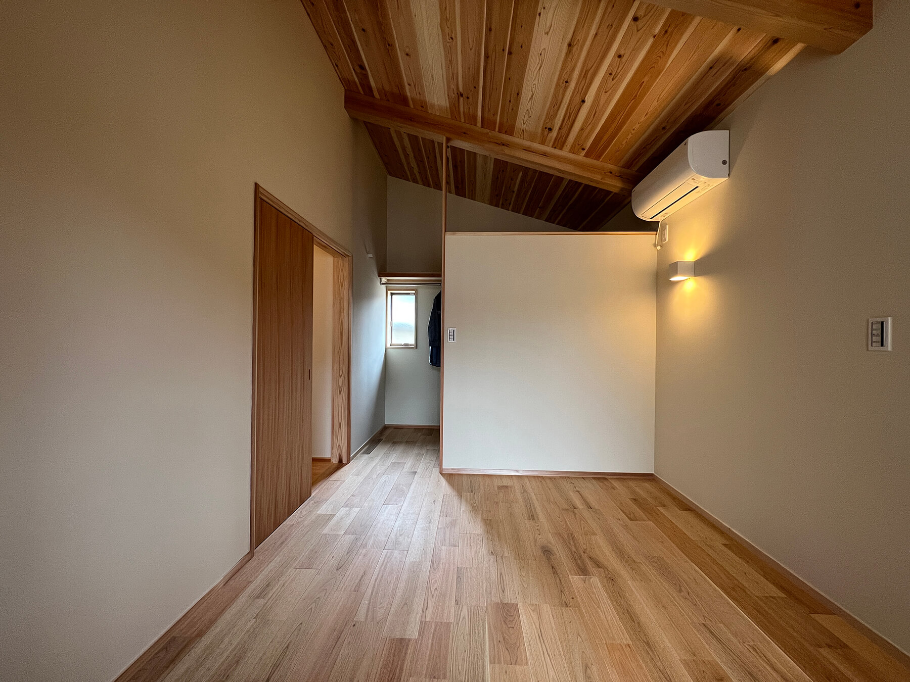 寝室は勾配屋根の落ち着く場所に。ウォークインクローゼットもあり、収納量も十分に確保しました。