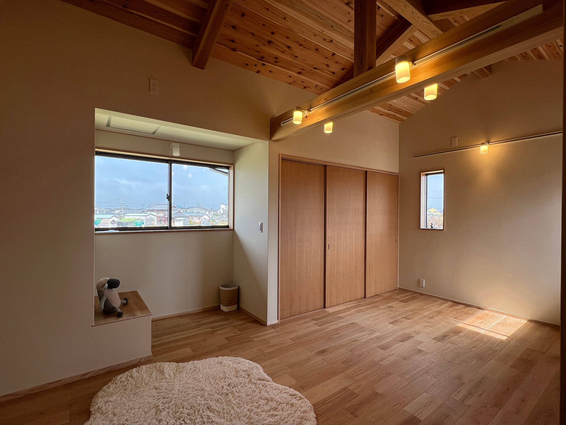 子供部屋は大きな一つの空間として、家族の成長に合わせて間仕切りやすいように２つの扉を設けました。