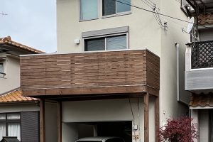 2階ウッドバルコニーの家