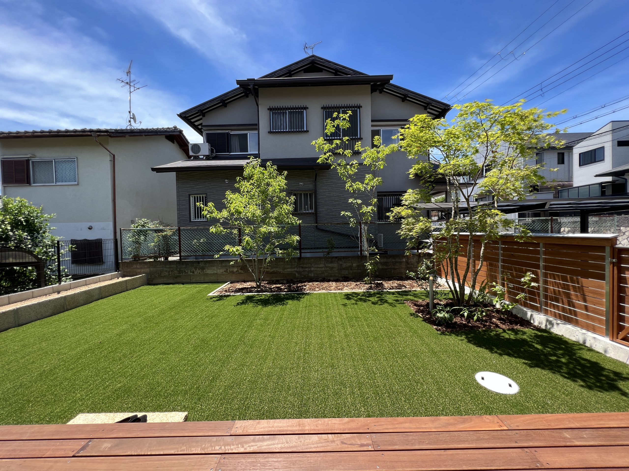 板塀に囲まれたお庭は安心して遊ぶことができます。時間ができたらお花を植えたりもできるように土のままのスペースも残しています。