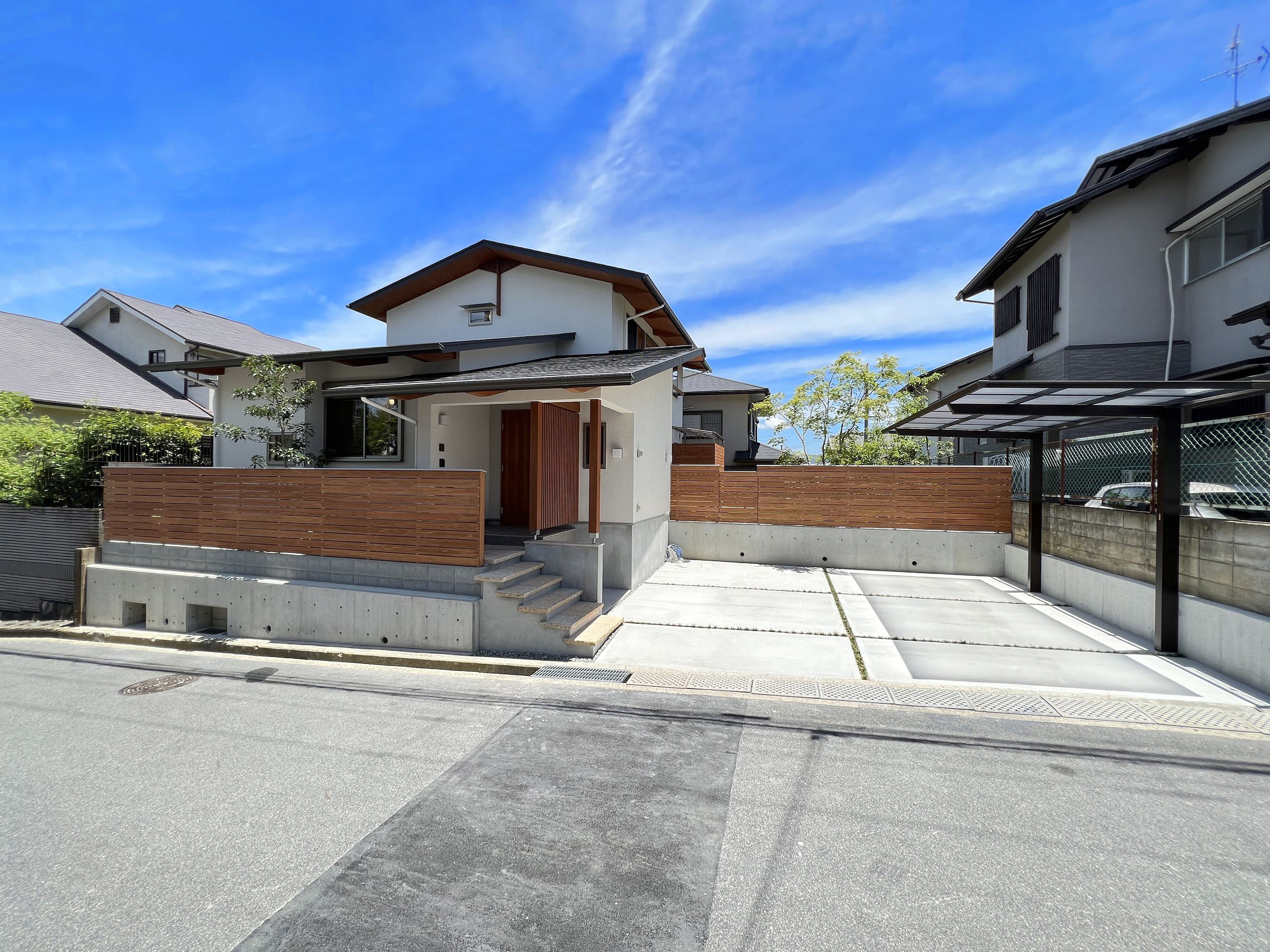 高低差のある敷地に建つお家。外観のアクセントにもなっている板塀は道からの視線を遮ります。
