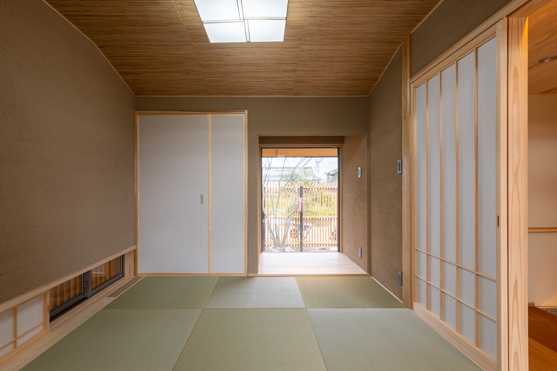 LDKに隣接させた和室には客間としても使うことができます。床の間に設けた窓からはアプローチの植栽が望めます。