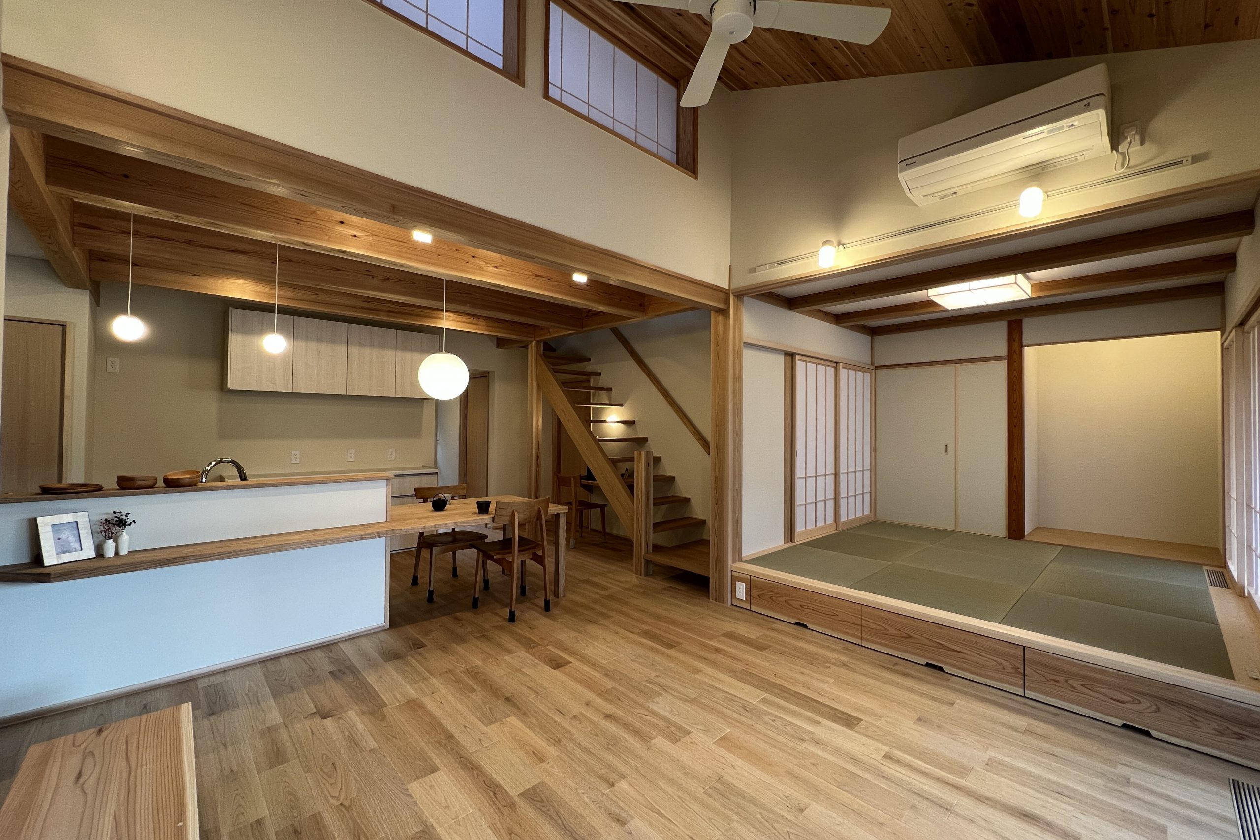大きな吹抜けのリビング空間。和室と一体になる家族が集まりやすい間取りです。普段はご夫婦で使いやすいようにキッチンとダイニングは一体に。