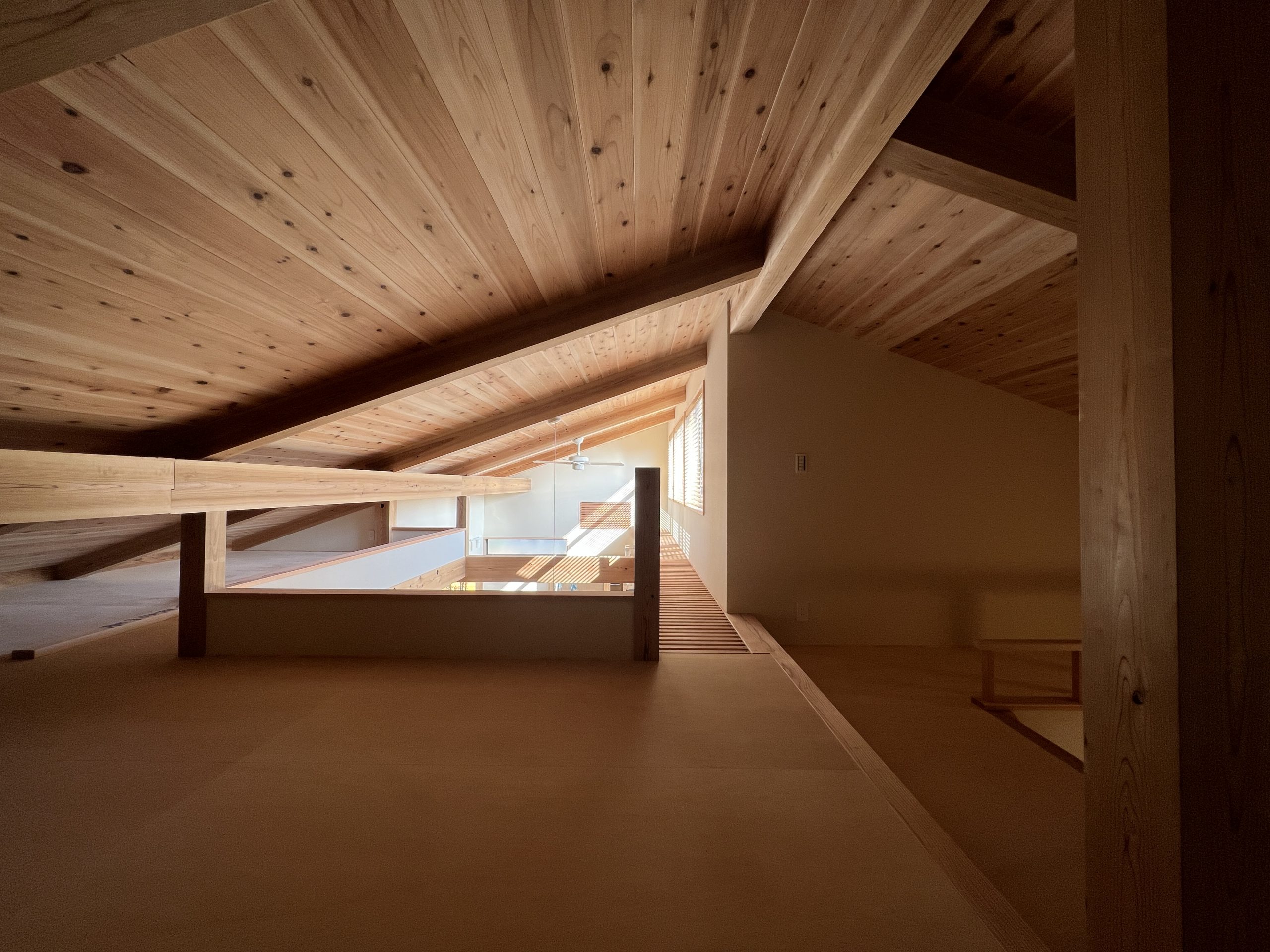 寝室の上部は小屋裏を利用したロフト空間に。普段使わないものを収納できる広々空間です。