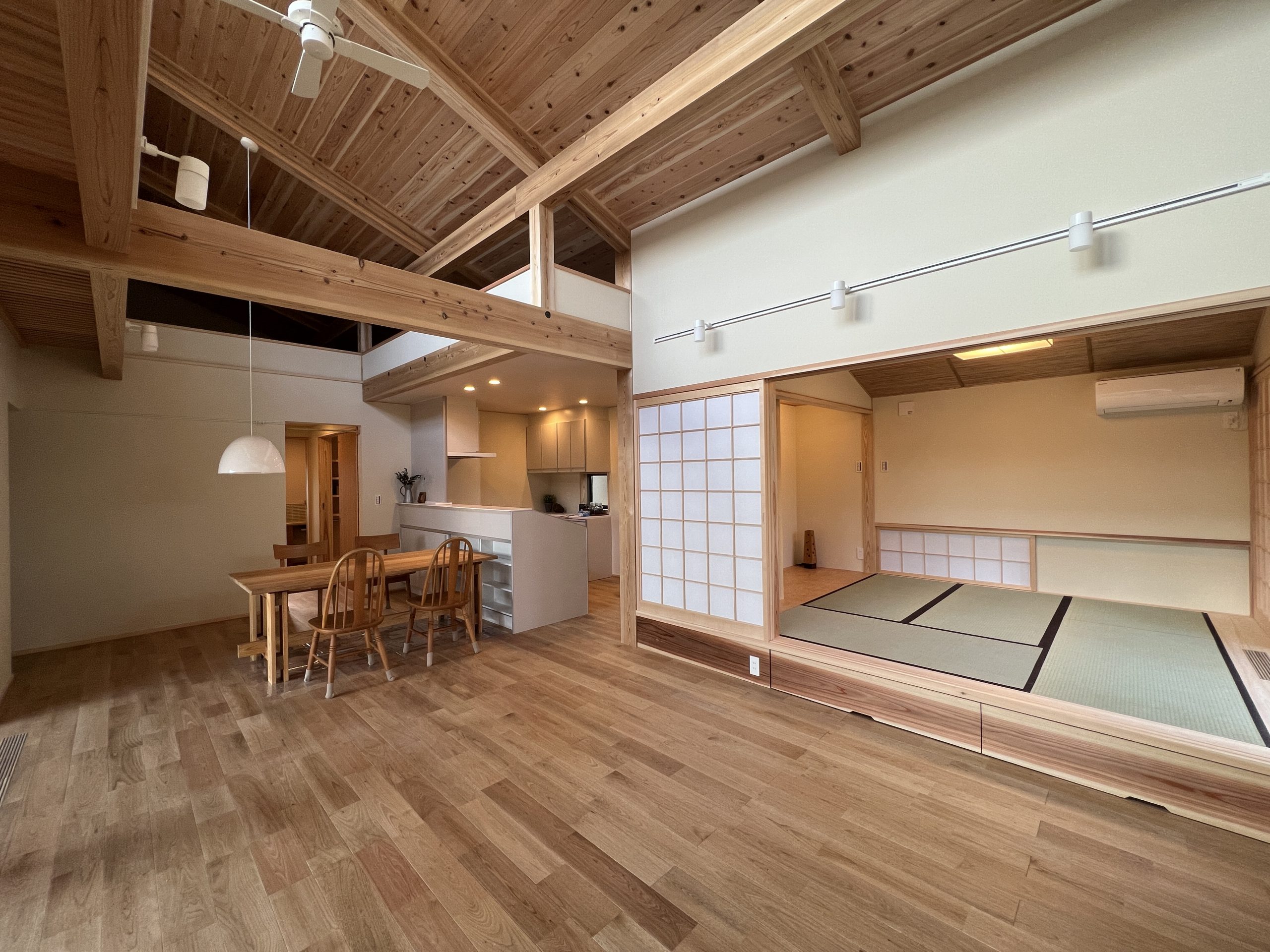 勾配天井の大きな吹抜けが広がるLDK