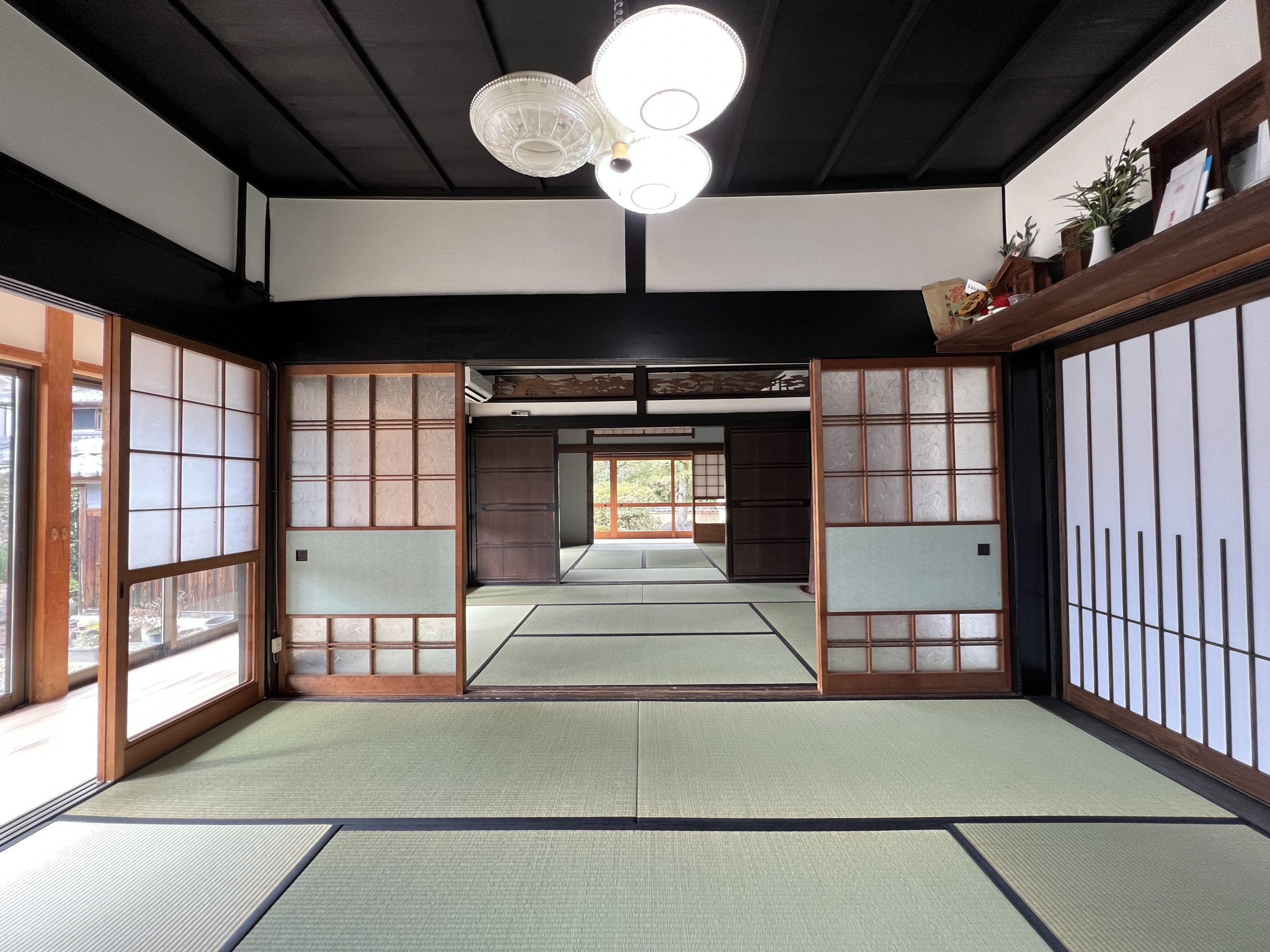 3間続きの和室は建具や梁などはそのまま残しつつ、床下と畳をやり替えました。
