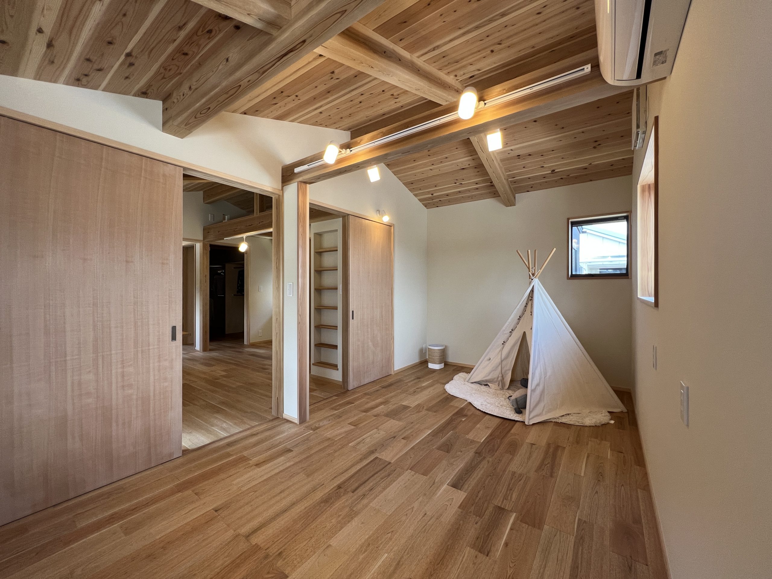 子ども部屋は将来、間仕切りがしやすいように出入口は分けて設けました。