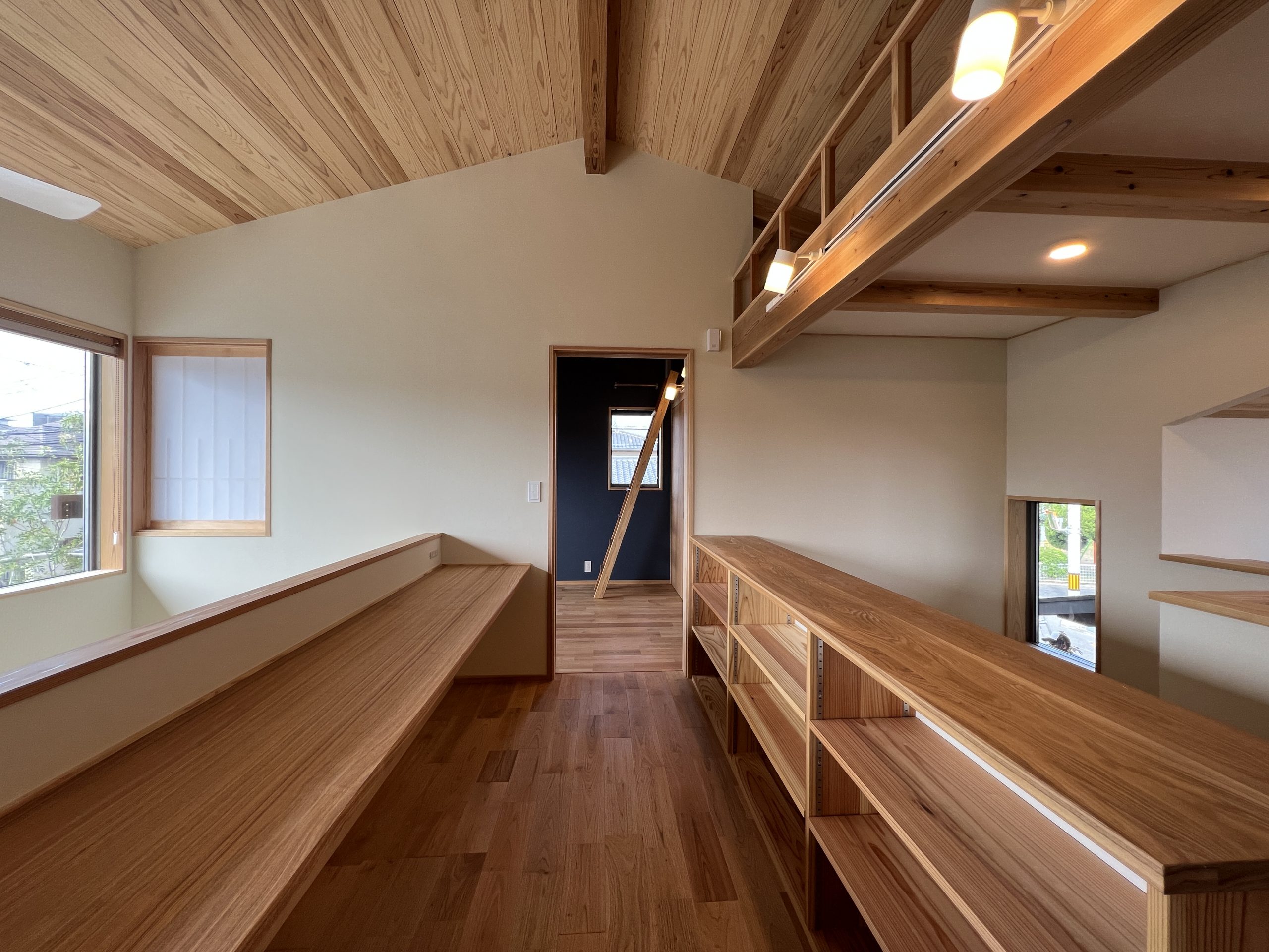 子ども達それぞれの部屋の間にはホールにを利用してカウンターを設けました。子ど部屋にこもらず、自然と家族のいる空間に集まれます。