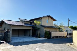 書庫と読書コーナーを設けた本好き家族の家