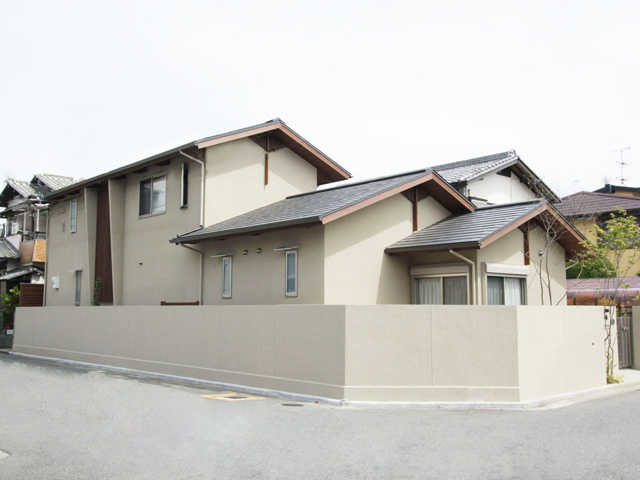 梅の木を挟む　二世帯住宅