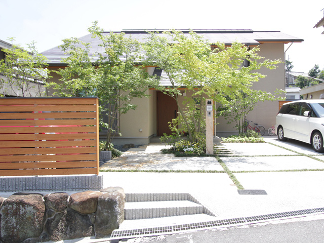 敷地の余白を生かしてアプローチ・庭・景色を楽しむ住まい