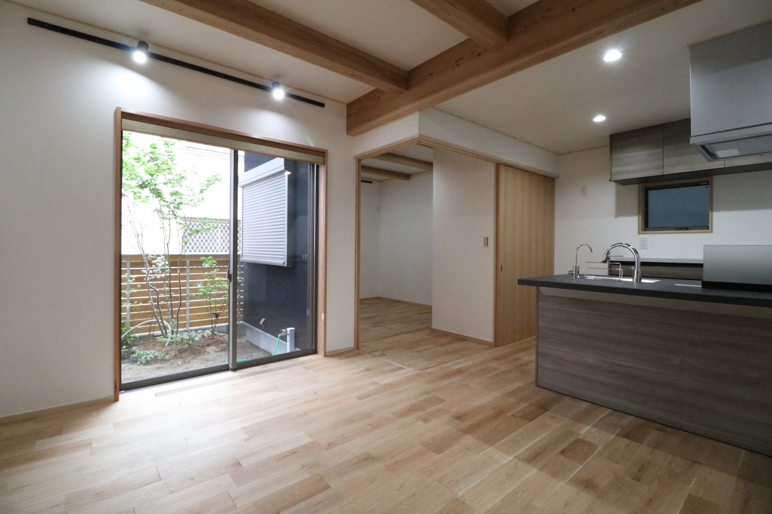 親世帯のLDKはコンパクトに。キッチン、リビング、寝室を近くに設けることで動線が短くなります。
