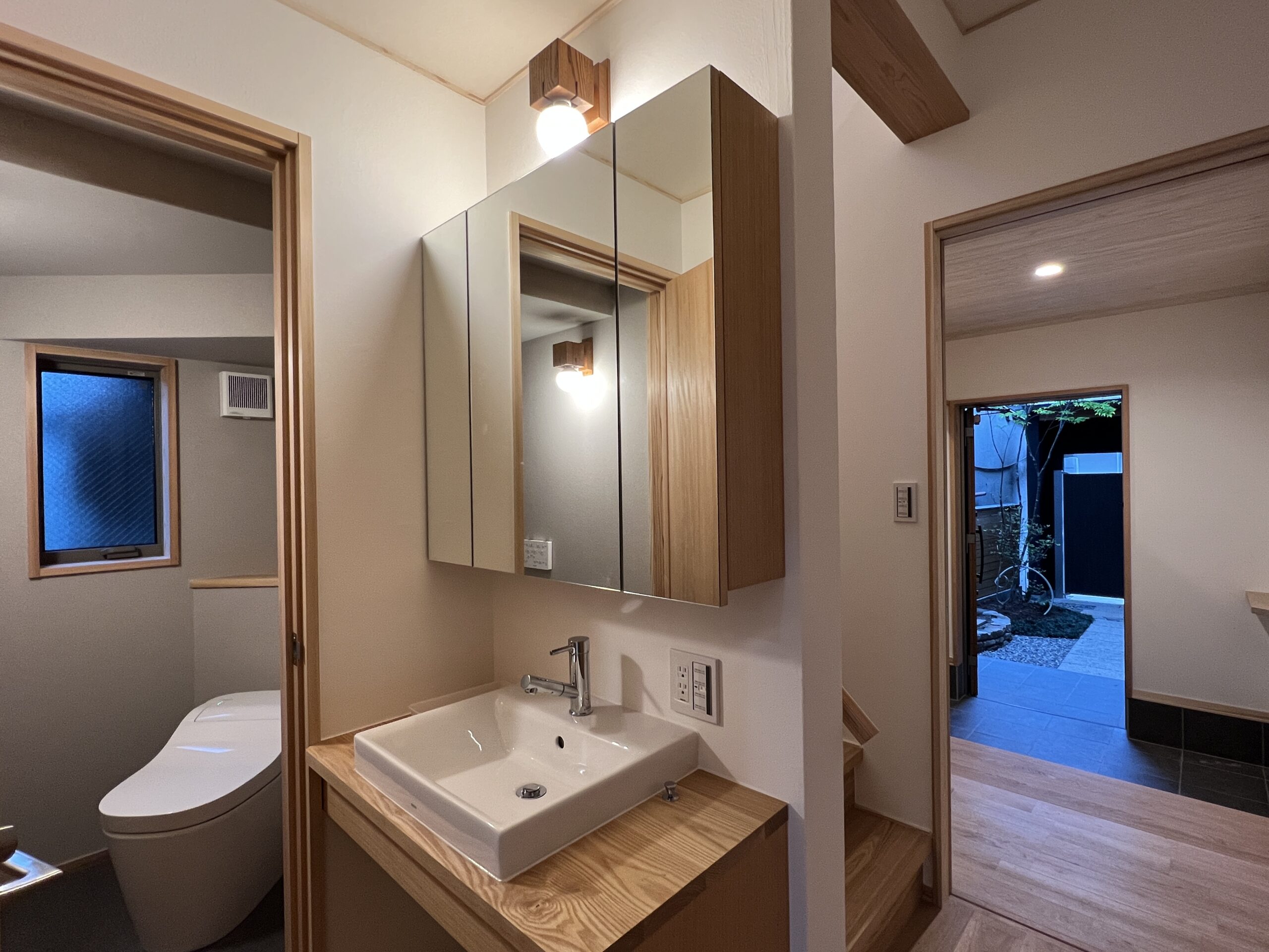 玄関を入ってすぐの場所にトイレと洗面台を設けました。親世帯の洗面台としても利用できます。