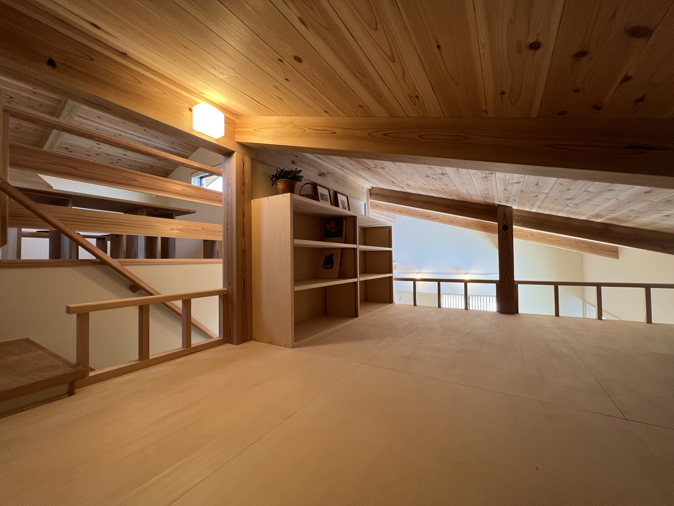 小屋裏を利用した収納スペース。ご家族のアルバムや想い出の品を大切に保管できます。