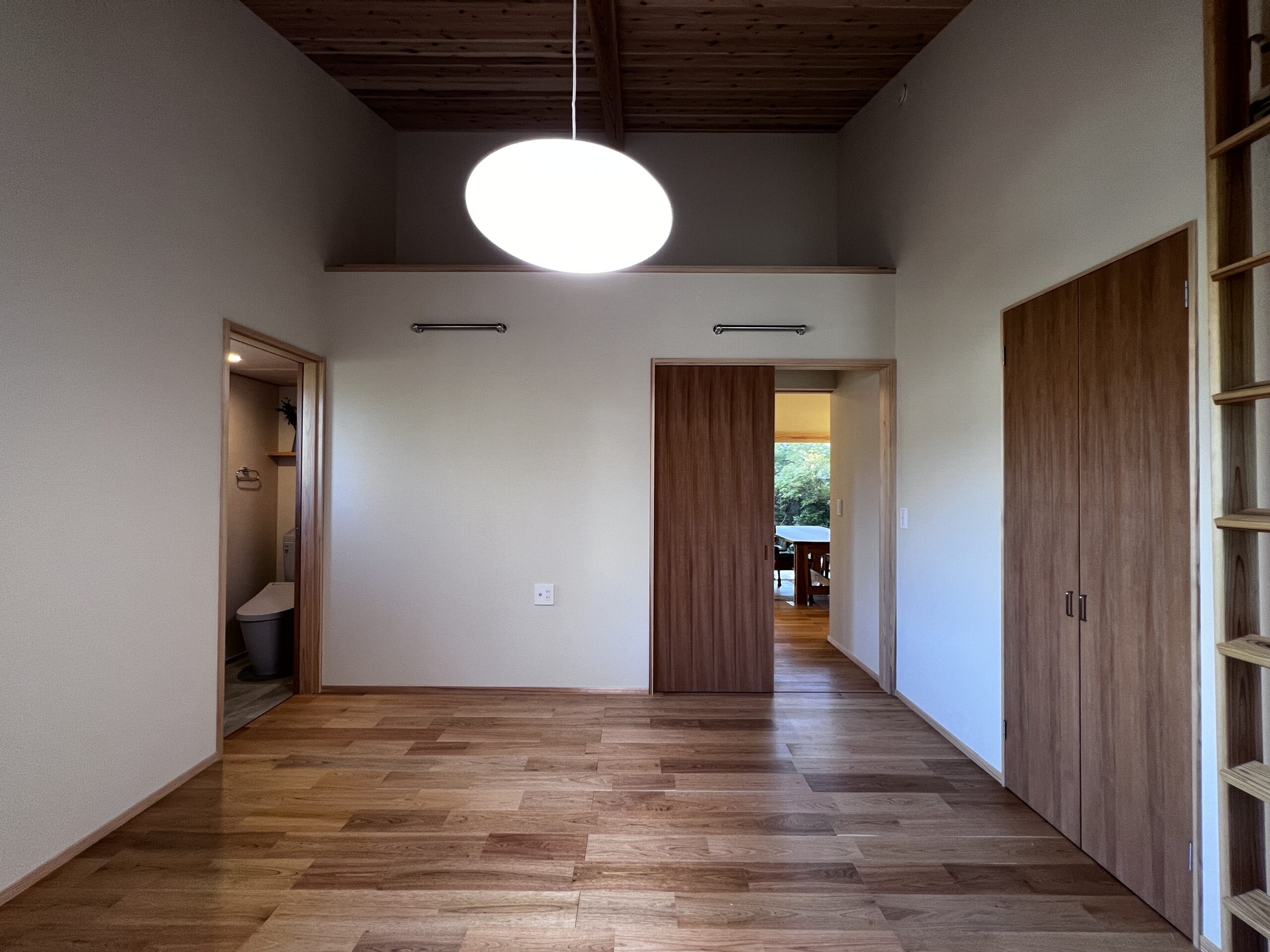 親世帯の寝室は1階に。トイレをすぐそばに設けることで将来的な暮らしやすさもご提案しています。