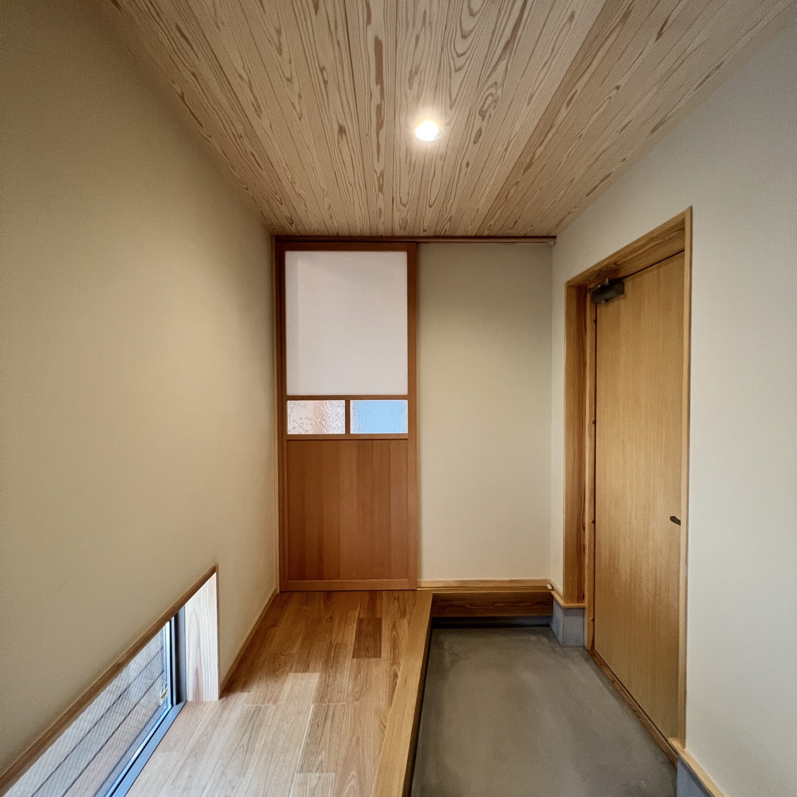 玄関に入ると草花ガラスを利用したこだわりの製作建具がお出迎え。シューズクロークはキャンプグッズも収納できる広さを確保しました。