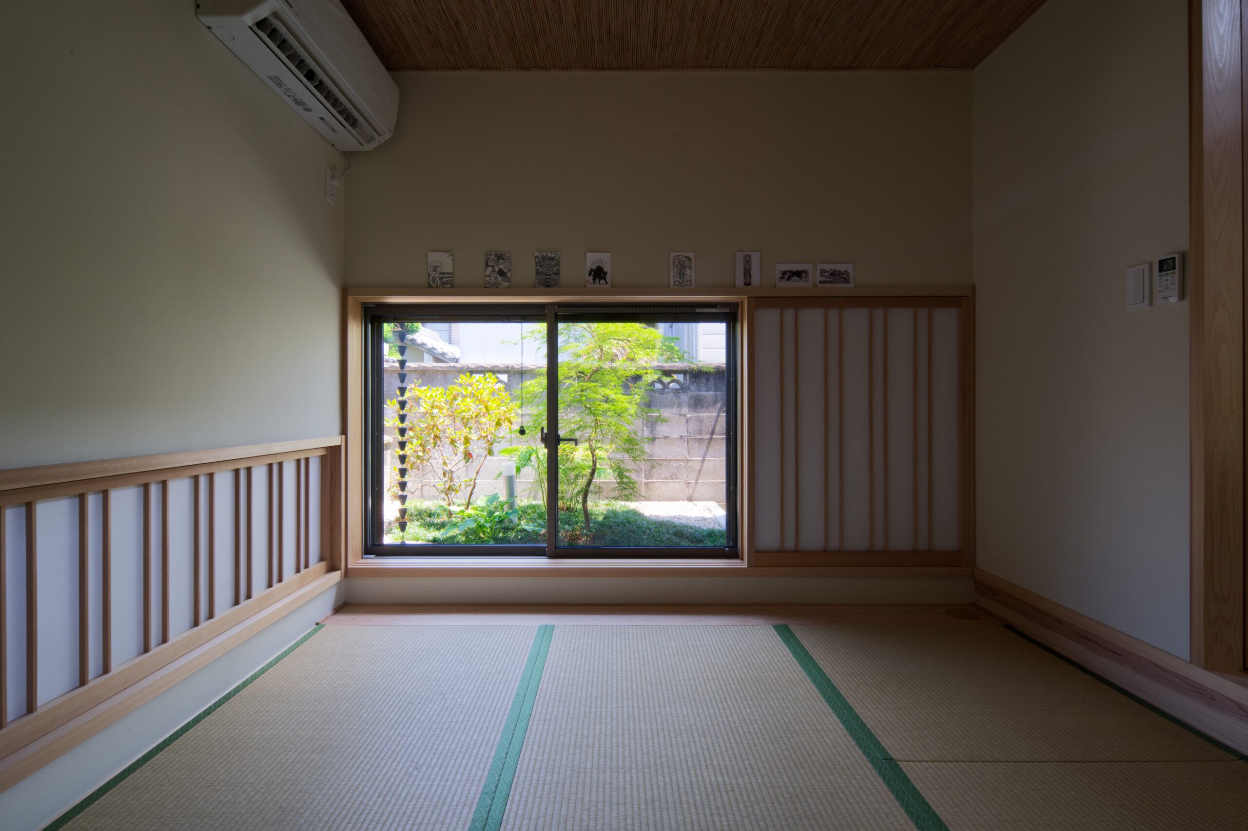 和室は掘り下げて設け、落ち着く空間に。窓からは和風の北庭を望むことができます。