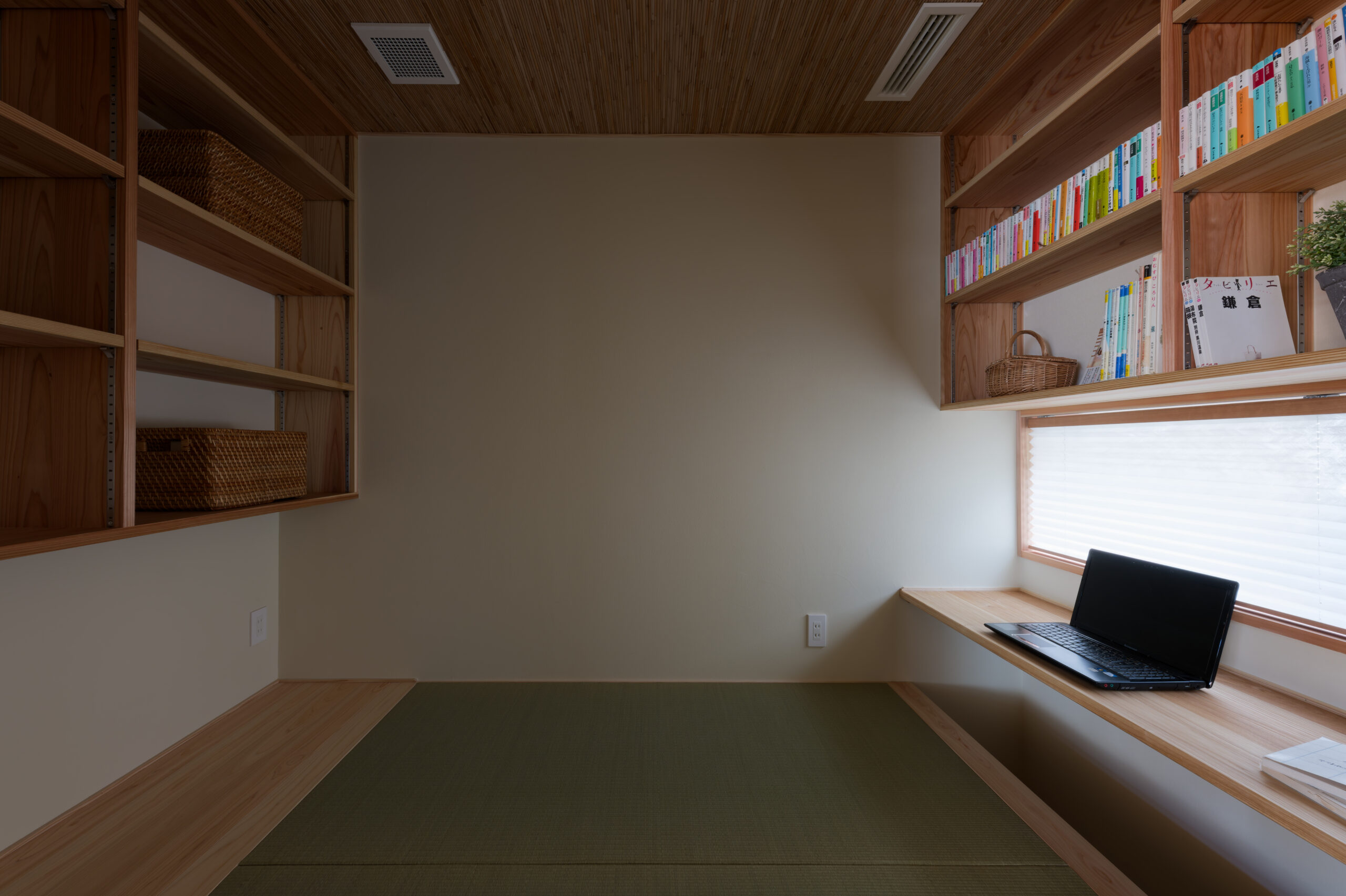和室の奥に書斎スペースを設けました。タタミのおこもり空間は作業もはかどります。