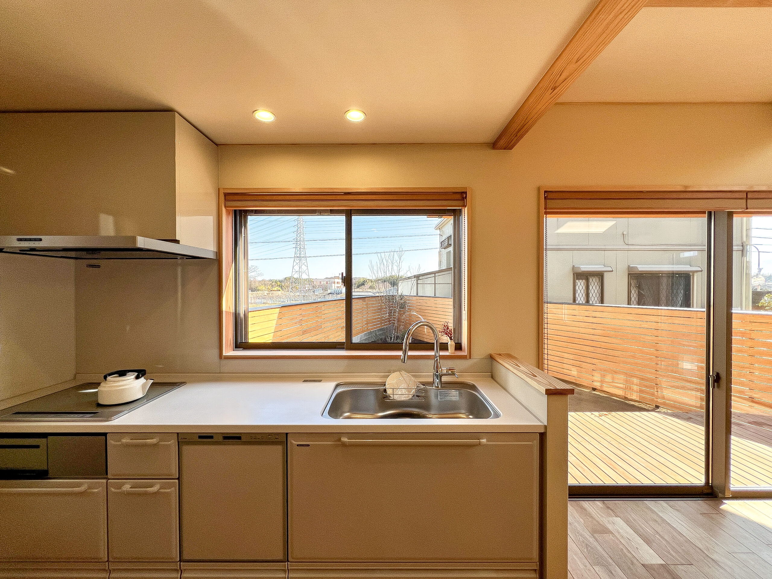 キッチンは借景を楽しみながらお料理ができます。少し奥まって設けることで、お客様から見えすぎない配置になりました。