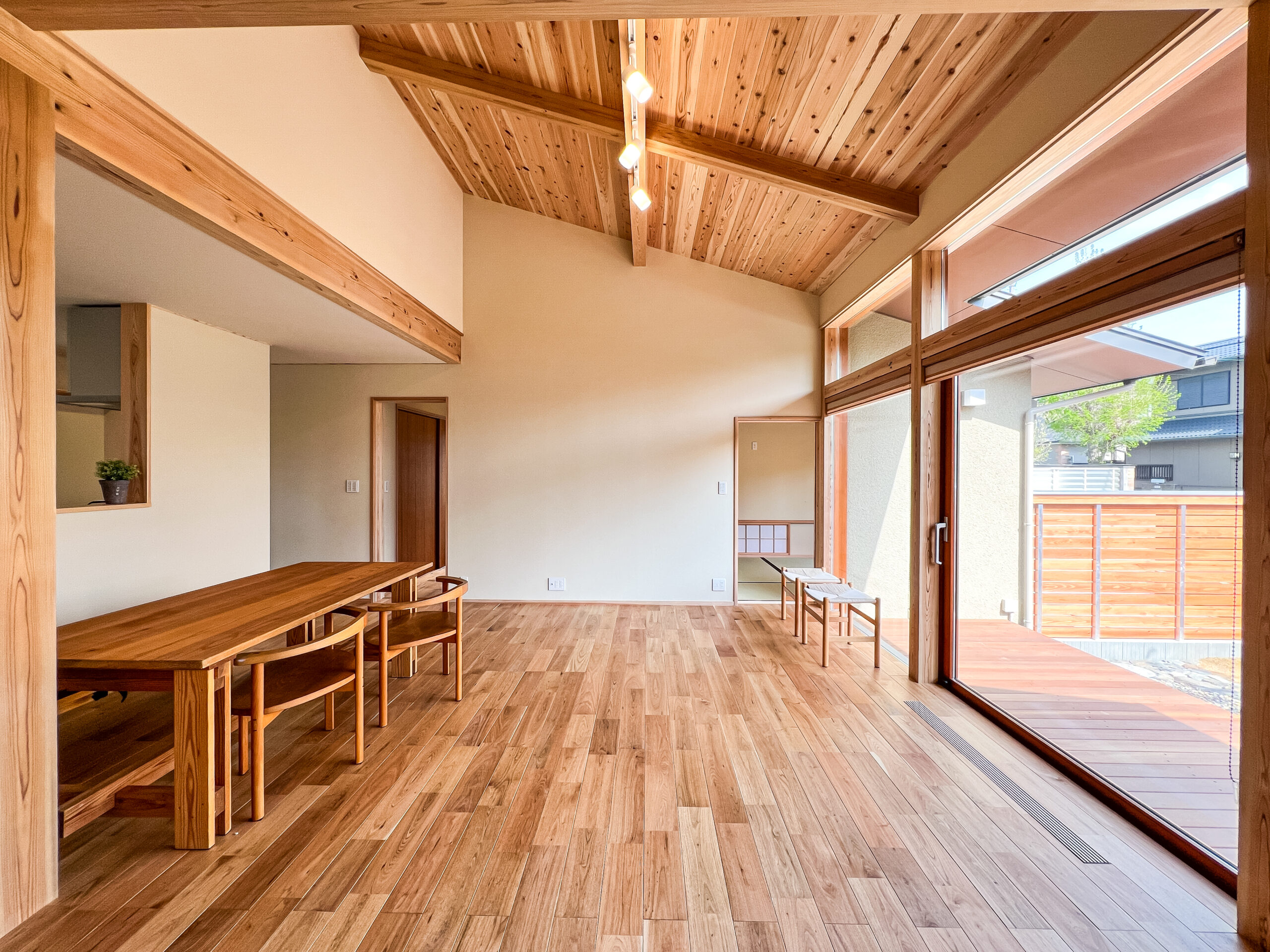 LDKは勾配屋根を見せた広がりのある空間に。