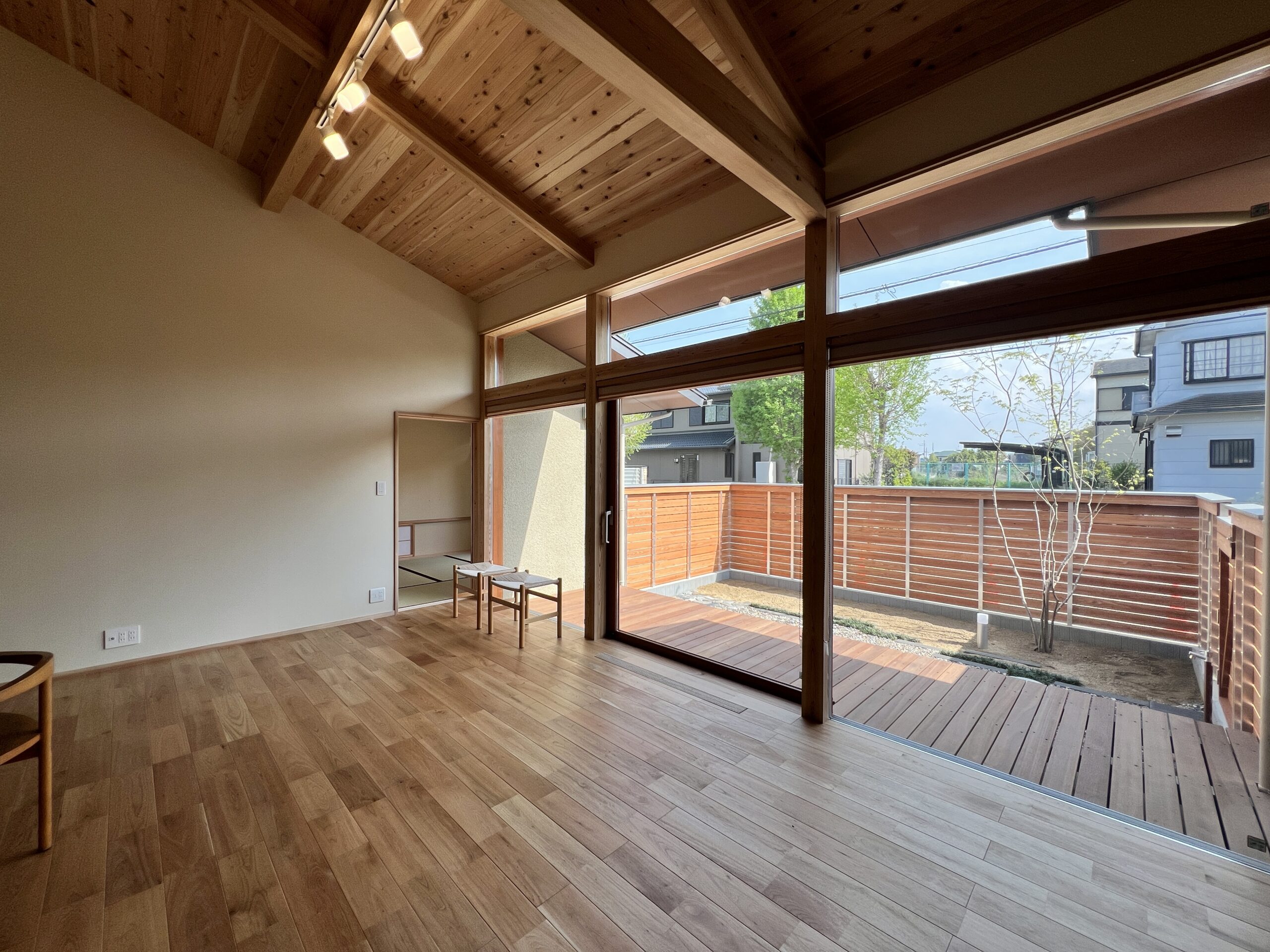 大きい窓を設けることで外に視線が抜けます。少し高めの板塀を設けることで道からの視線も気になりません。