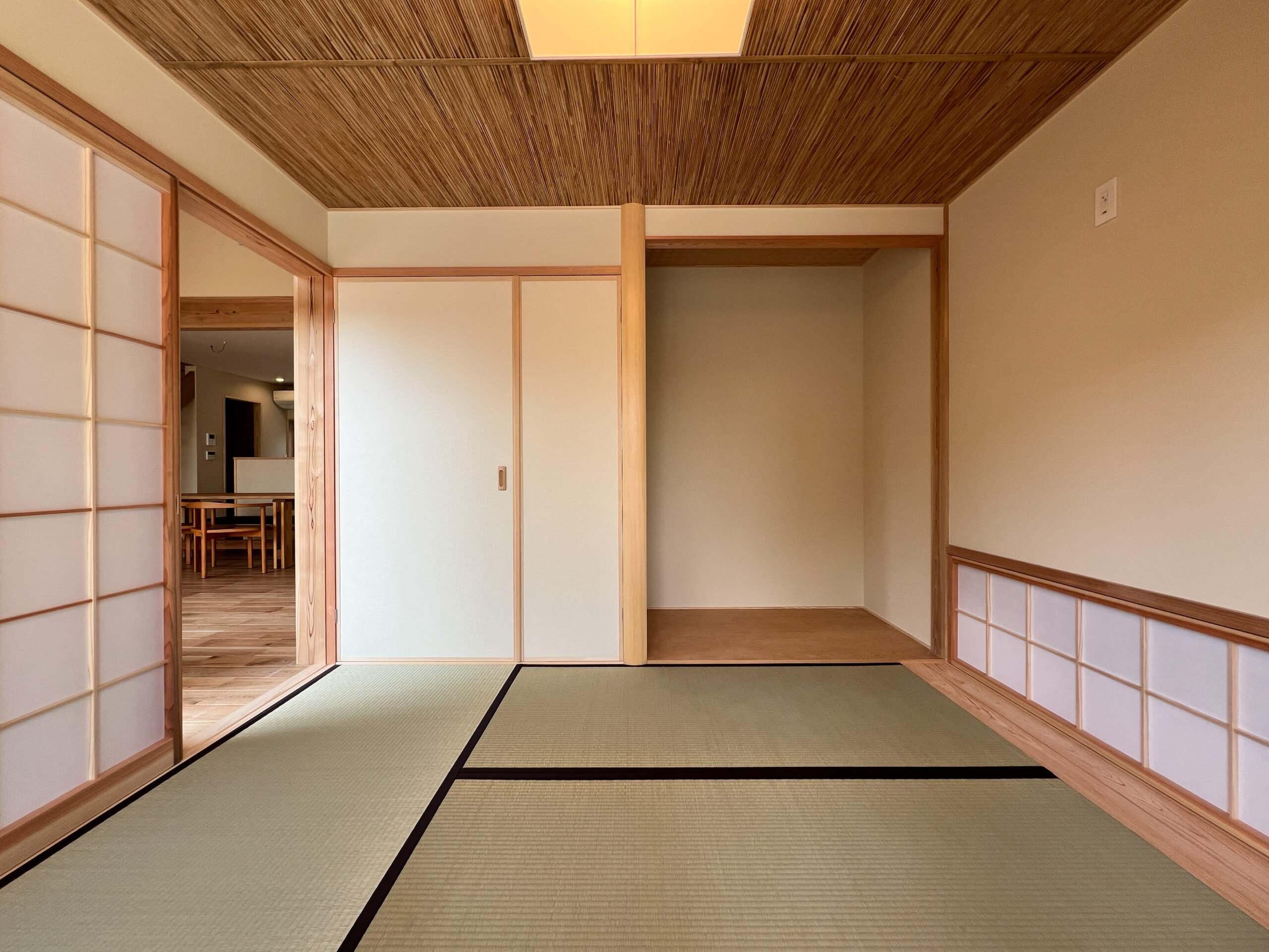 和室は子ども達が帰ってきたときに寝るお部屋として開口部分は小さく、個室としても使えるように計画しました。
