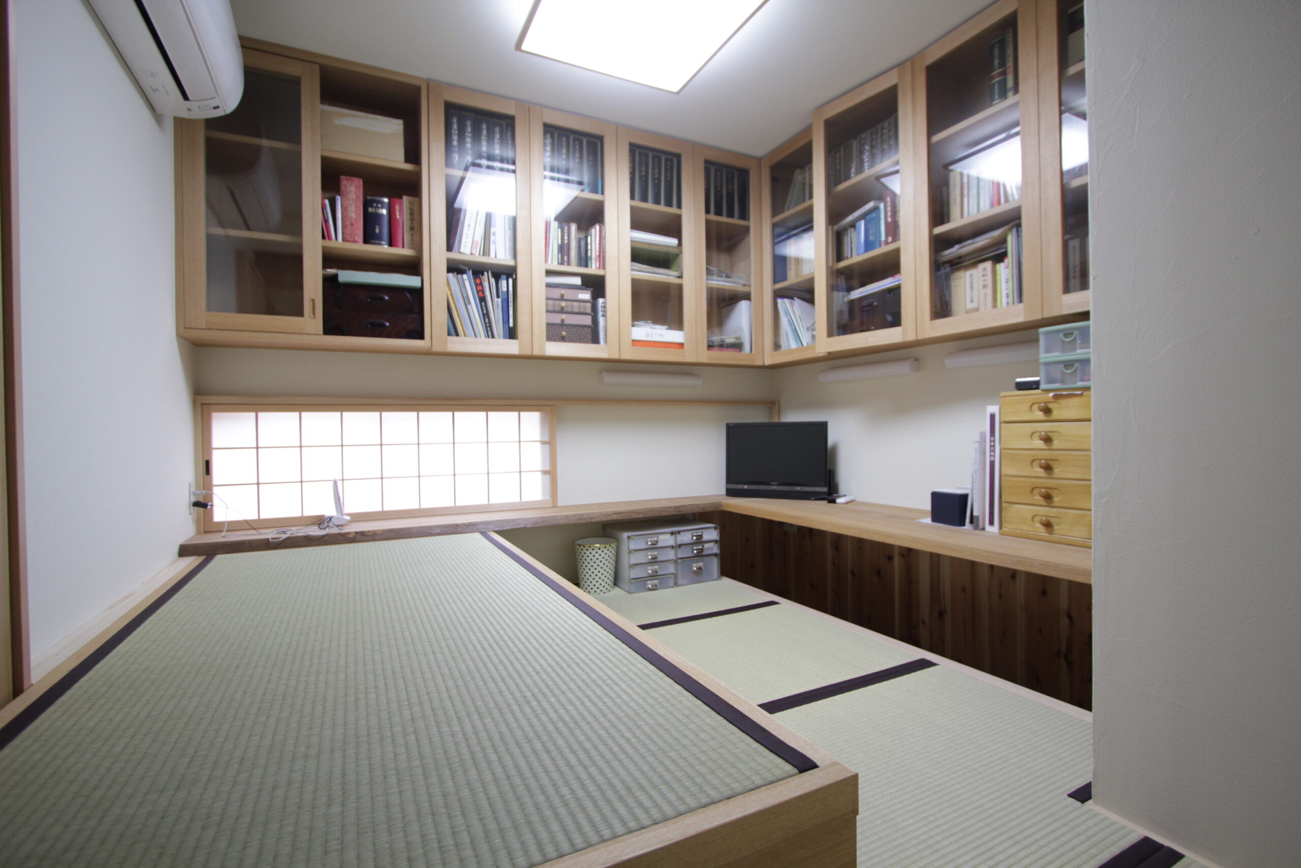 ご主人の寝室は畳のお部屋にしました。書斎としても使えるように掘りごたつのカウンターも設けています。