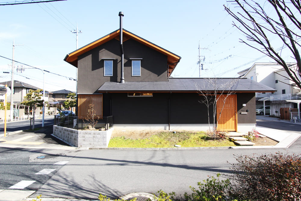 新しい街の角地に建つお家。薪ストーブの煙突が特徴的です。